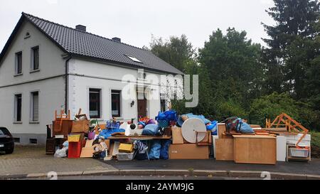 Großer Haufen sperriger Abfälle in einem Haus, Deutschland, Nordrhein-Westfalen Stockfoto