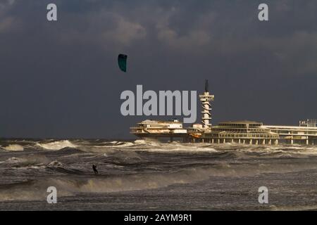 Kitesurfer mit Pier von Scheveningen im Hintergrund, Niederlande, Scheveningen Stockfoto