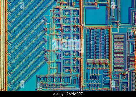 Oberfläche eines Mikrochips, Kontrastbild mit differentiellen Interferenzen, Siliziumwafer Stockfoto