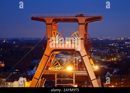 Beleuchtete Kopfbedeckung des Kohle-Bergwerks-Industriekomplexes Schacht XII am Abend, Deutschland, Nordrhein-Westfalen, Ruhrgebiet, Essen Stockfoto