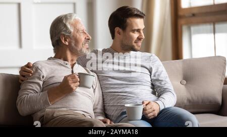 Zwei Generationen Familie genießen Freizeit mit einer Tasse Tee. Stockfoto