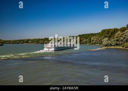 Landschaftlich reizvolles Kreuzfahrtschiff auf dem Fluss Jewel, registriert in Valletta, Malta, an der Donau, am Zusammenfluss mit Morava, in der Nähe der Burg Devin in Bratislava, Slowakei Stockfoto