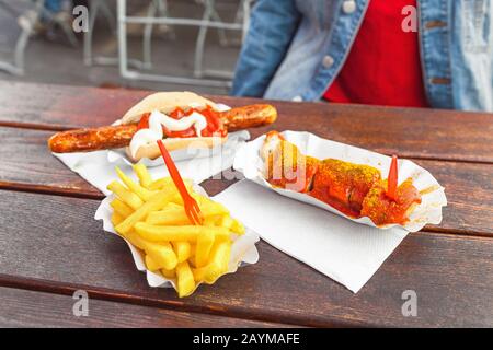 Deutsche Curry-Wurst mit pommes frites, Straßennahrungskonzept Stockfoto