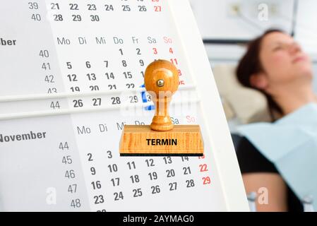 Stempelschrift Termin, Datum, Patient im Hintergrund, Deutschland Stockfoto
