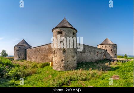 Das im 16. Jahrhundert in Burg umgewandelte, mittelalterliche Kloster liegt in der Nähe von Bzovik, Krupinska Planina (Krupina Upland), Banska Bystrica Region, Slowakei Stockfoto