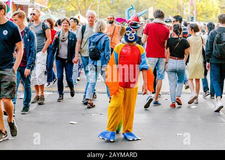 Berlin, DEUTSCHLAND - 20. MAI 2018: Ein Mann in einem seltsamen und lustigen Kostüm auf einer Stadtstraße Stockfoto