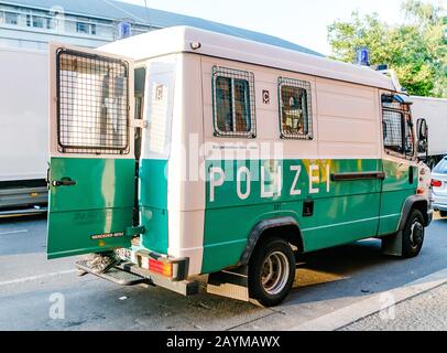 Berlin, DEUTSCHLAND - 20. MAI 2018: Polizei, deutscher Polizei-Lieferwagen in der Stadt srteet Stockfoto