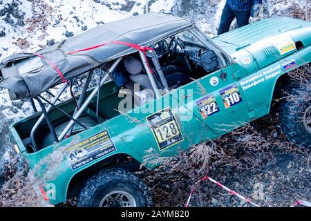 Jeep Suzuki Jimny überwindet Hindernisse in den Wald Stockfoto