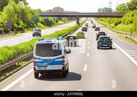 Berlin, 20. MAI 2018: Deutsche Polizei-Autobusfahrt auf der Landstraße Stockfoto