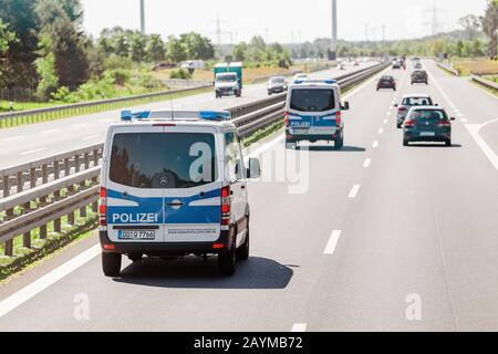 Berlin, 20. MAI 2018: Autoverkehr auf der Landstraße bei Berlin Stockfoto