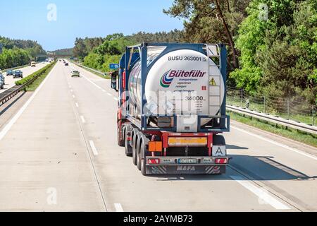 Berlin, 20. MAI 2018: Großer Tankwagen auf Autobahn Stockfoto