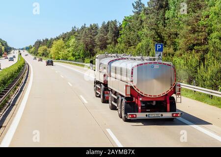 Berlin, 20. MAI 2018: Großer Tankwagen auf Autobahn Stockfoto