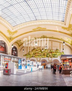 Dresden, 20. MAI 2018: Innenstation Zentralbahn- und Busbahnhof Hauptbahnhof in der sächsischen Landeshauptstadt Stockfoto