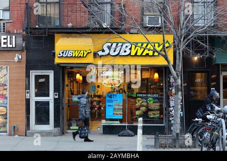 Subway Restaurant, 520 9. Ave, New York. NYC-Schaufensterfoto einer Sandwich-Shop-Kette in Manhattan, New York, NY Stockfoto