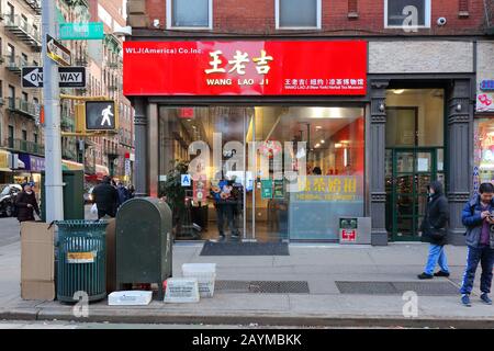 Wang Lao Ji Herbal Tea Museum 王老吉 涼茶博物館, 219 Grand St, New York. NYC-Schaufensterfoto eines Teeladens in Manhattan, Chinatown Stockfoto