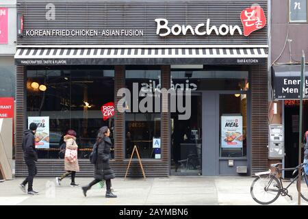 Bonchon Chicken, 267 W 23. St, New York. NYC-Schaufensterfoto eines koreanischen frittierten Hühnchen in einem Fast-Casual-Restaurant im Stadtteil Chelsea in Manhattan Stockfoto