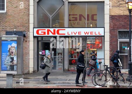 [Historical Storefront] GNC, 305 6. Ave, New York. NYC-Schaufensterfoto eines Nahrungsergänzungsmittels in Manhattans Greenwich Village Stockfoto