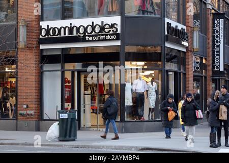 Bloomingdale's Outlet, 2085 Broadway, New York. NYC Schaufenster Foto eines Luxus-Kaufhauses Outlet Arm in der Upper West Side von Manhattan. Stockfoto