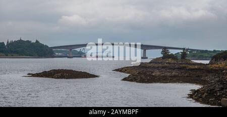 Panoramabild der Sky Bridge und der Route A87 über Loch Alsh, die die Insel Skye mit der Insel Eilean Bàn verbindet, die 1995 eröffnet wurde. Stockfoto