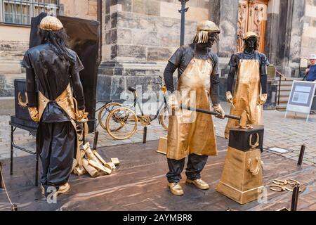 Dresden, 20. MAI 2018: Golden bemalter Schmiedekünstler auf einer Stadtstraße, lebende Statuen Stockfoto