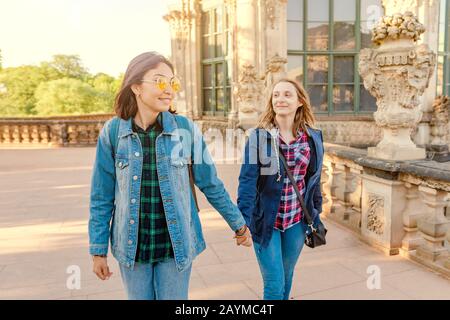 Zwei weibliche Touristen in Europa, die eine neue Stadt entdecken Stockfoto