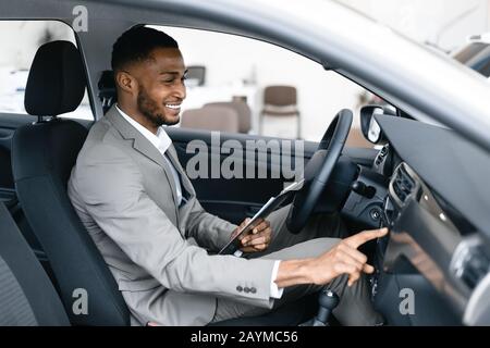 Insurance Agent Man Überprüft Das Fahrzeug, Das Notizen In Auto Nimmt Stockfoto