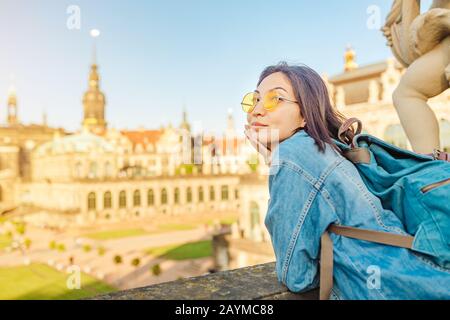 Junge Frau, die den alten Palast in Dresden besucht Stockfoto