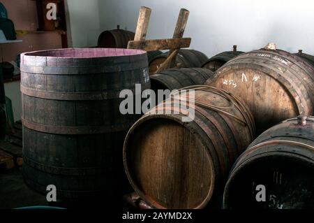 Frisch geräucherte Würstchen und Wein in einem Fass in einem Keller für den Urlaub Stockfoto