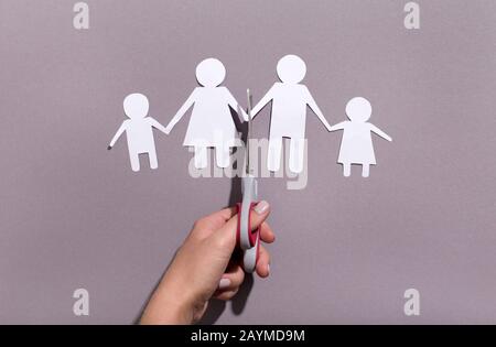 Kette der Papierfamilie mit Handschneidepapier auf grauem Hintergrund Stockfoto