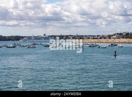 St. Malo, Frankreich - 14. September 2018: Yachten und Boote im Hafen von Saint-Malo, Bretagne, Frankreich günstig Stockfoto