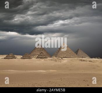 Der Giza-Pyramidenkomplex oder die Giza-Necropolis auf dem Giza-Plateau in Ägypten bei Kairo umfasst die Große Pyramide von Gizeh, die Pyramide von Khafre und Stockfoto