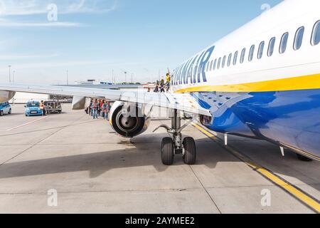 16. MAI 2018, BUDAPEST UNGARN: Passagiere, die mit dem Flugzeug der Fluggesellschaft Ryanair nach berlin-schönefeld fliegen Stockfoto