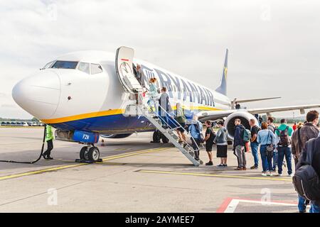 16. MAI 2018, BUDAPEST UNGARN: Passagiere, die mit dem Flugzeug der Fluggesellschaft Ryanair nach berlin-schönefeld fliegen Stockfoto