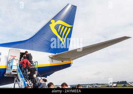 16. MAI 2018, BUDAPEST UNGARN: Passagiere, die mit dem Flugzeug der Fluggesellschaft Ryanair nach berlin-schönefeld fliegen Stockfoto