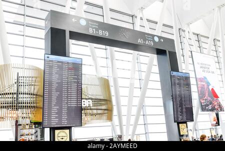 16. MAI 2018, BUDAPEST UNGARN: Fahrpläne am Flughafen Ferenz Liszt BUD Stockfoto