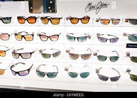 16. MAI 2018, BUDAPEST UNGARN: Ausgefallene Maui Jim Sonnenbrille in einem Laden Stockfoto