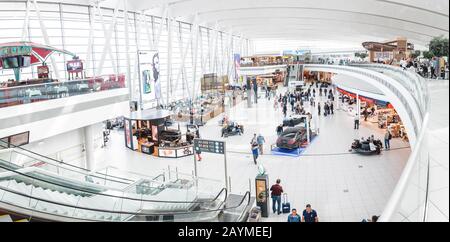 16. MAI 2018, BUDAPEST UNGARN: Internationaler Flughafen (BUD) Franz Liszt Panorama-Interieur mit Café, Toren und Duty Free Stockfoto
