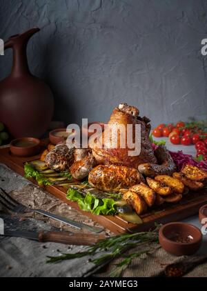 Lebensmittelfotografie mit großem Teller leckerer Fleischmahlzeit aus Schweinefleisch mit hausgemachter Wurst für ein Bankett oder eine Party Stockfoto