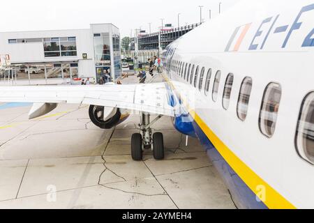 16. MAI 2018, BUDAPEST UNGARN: Passagiere, die mit dem Flugzeug der Fluggesellschaft Ryanair nach berlin-schönefeld fliegen Stockfoto
