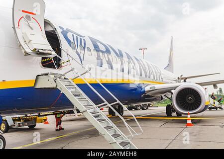 16. MAI 2018, BUDAPEST UNGARN: Passagiere, die mit dem Flugzeug der Fluggesellschaft Ryanair nach berlin-schönefeld fliegen Stockfoto