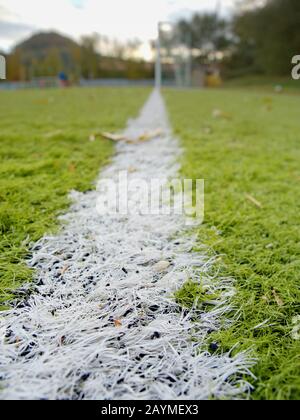 PVC-Gras wird auf Sportplätzen für Fußball und Fußball verwendet. Versperrte Kunstrasenuntergrund Stockfoto