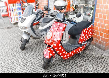 16. MAI 2018, BERLIN, DEUTSCHLAND: Polka dot Vintage vespa Roller geparkt auf Bürgersteig der leerstehenden Stadtstraße Stockfoto