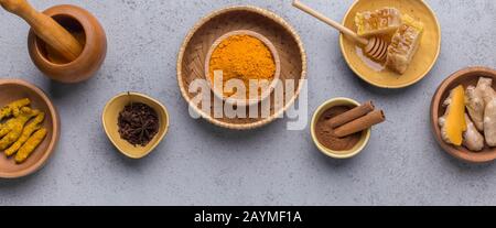 Kurkuma, Honig, Zimt auf Betongrund, Panorama Stockfoto