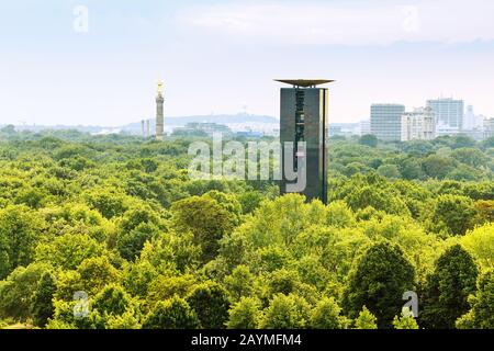 Luftbild des öffentlichen Parks und Der Siegessäule (Berliner Siegessaeule) im Berliner Tiergarten, Blick aus dem Bundestag Stockfoto