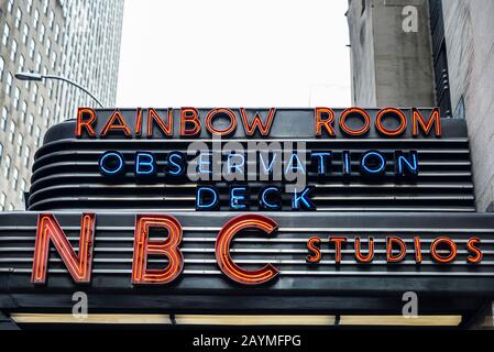 New York City, USA - 3. August 2018: Zeichen des Hauptquartiers der NBC Studios auf dem 30 Rockefeller Plaza, Manhattan, New York City, USA Stockfoto