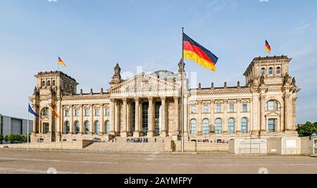 Blick auf das berühmte Reichstags- oder Bundestagsgebäude, Sitz des Deutschen Parlaments ohne Menschen. Reise und Politik in Berlin Stockfoto