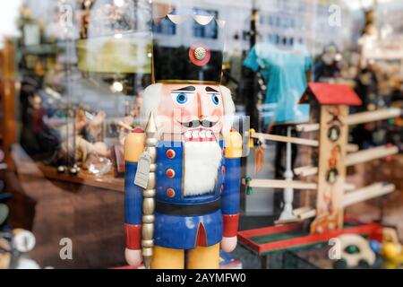 Traditioneller Weihnachtsnussknacker aus Holz im Schaufenster im Shop Stockfoto
