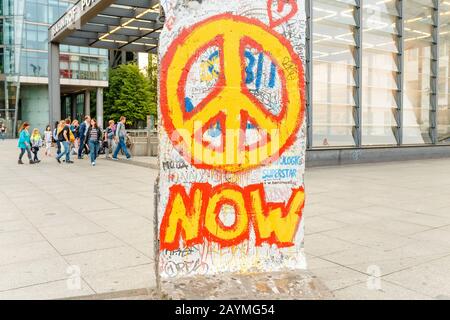 16. MAI 2018, BERLIN, DEUTSCHLAND: Segmente der Legendären zerstörten Mauer im zentralen Osten Berlins am Potsdamer platz. Stockfoto