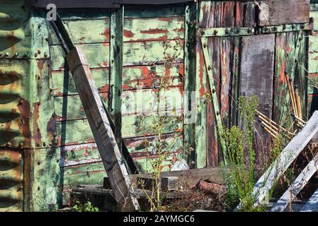 Alte verwitterte Eisenbahnwaggons, die umgebaut wurden, um für die Lagerung im Bahnhof Dunster der West Somerset Railway, England UK, verwendet zu werden Stockfoto