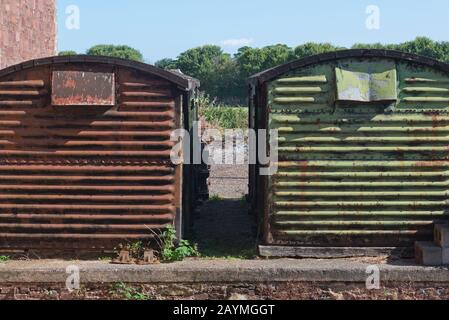 Alte verwitterte Eisenbahnwaggons, die umgebaut wurden, um für die Lagerung im Bahnhof Dunster der West Somerset Railway, England UK, verwendet zu werden Stockfoto